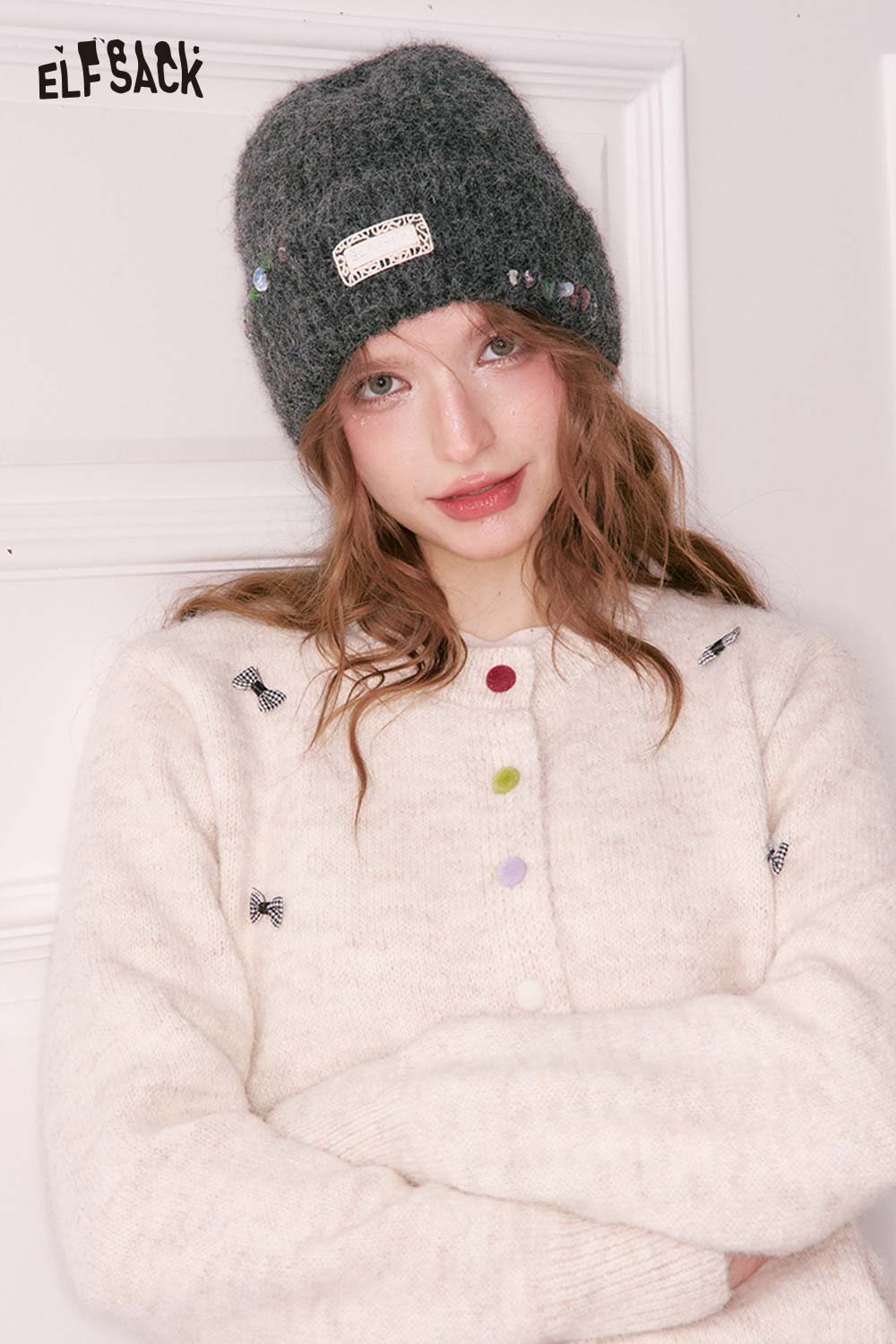 ELFSACK women's solid color beanie in gray, paired with a cozy sweater for a stylish look