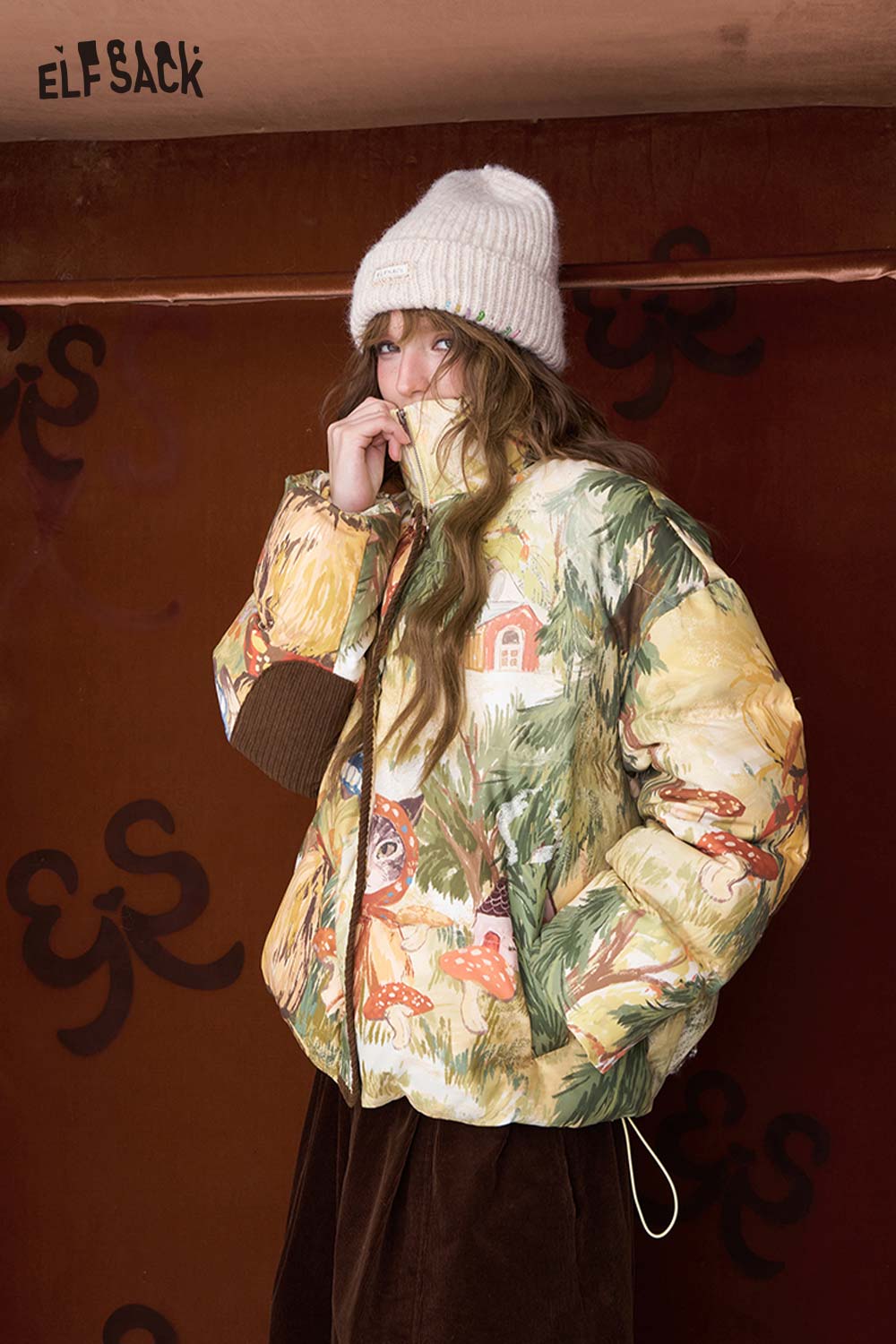 ELFSACK women's solid color beanie paired with a colorful patterned jacket for a stylish winter look
