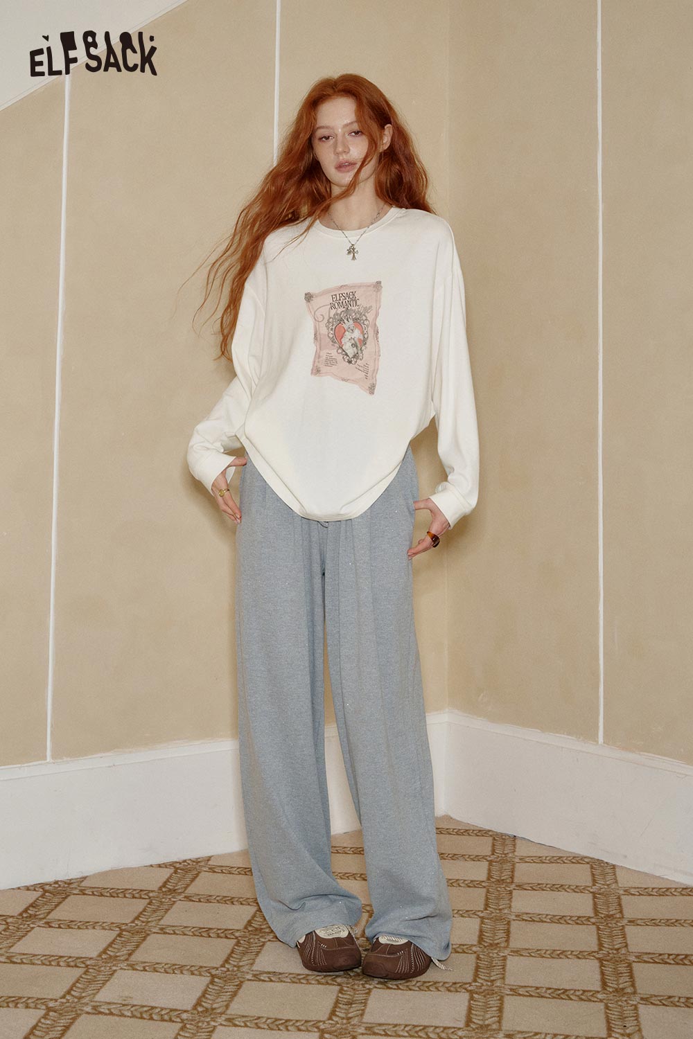 ELFSACK women's graphic print t-shirt with a unique design, paired with comfortable gray lounge pants