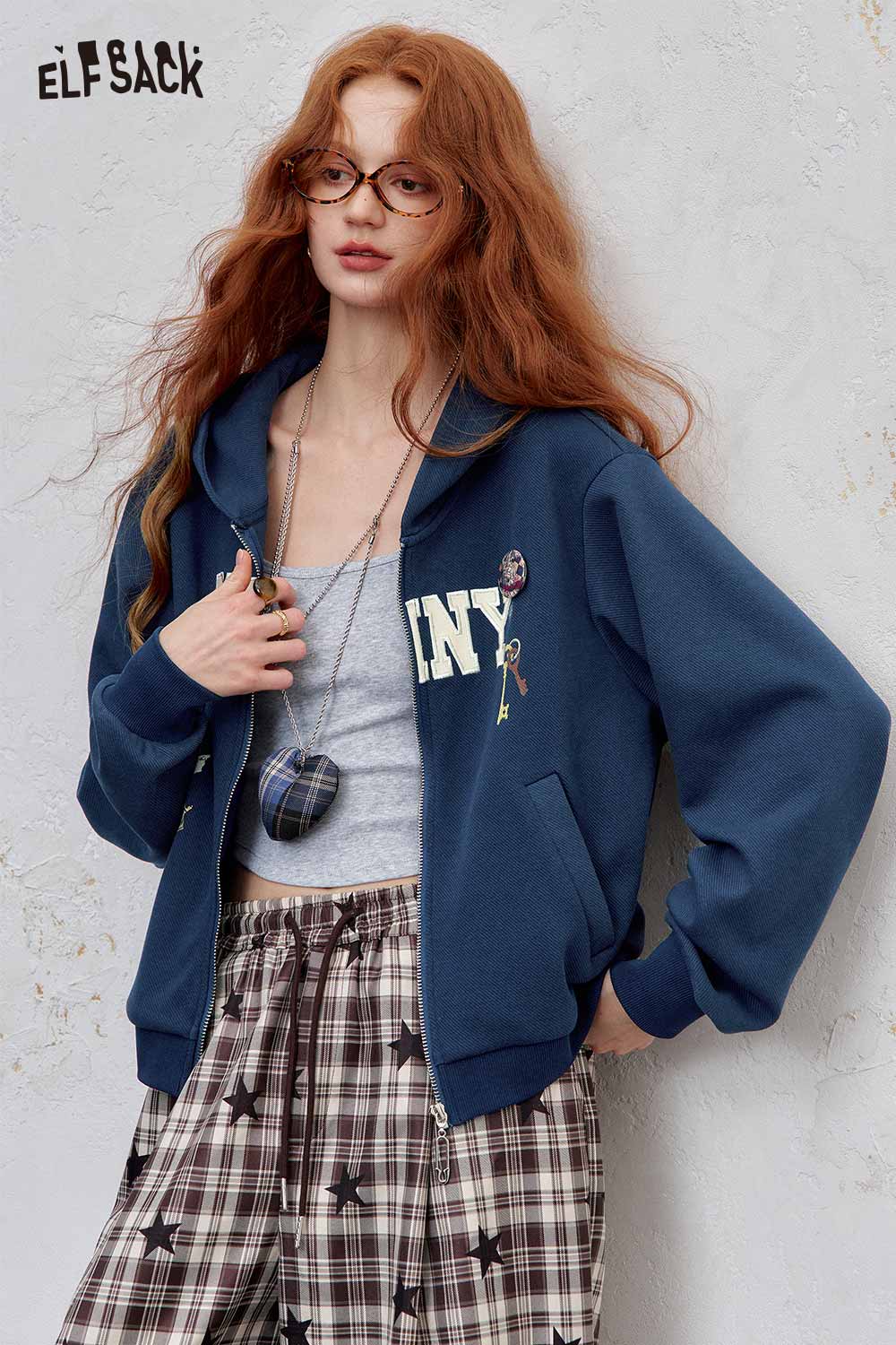 ELFSACK embroidered hooded sweatshirt for women in navy with a casual, stylish fit