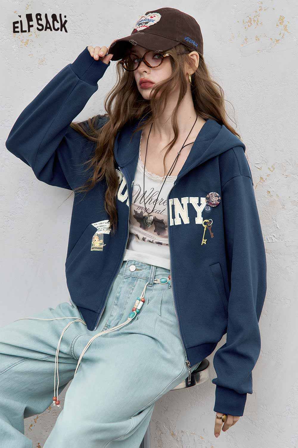 ELFSACK embroidered hooded sweatshirt for women in navy with decorative patches and a relaxed fit