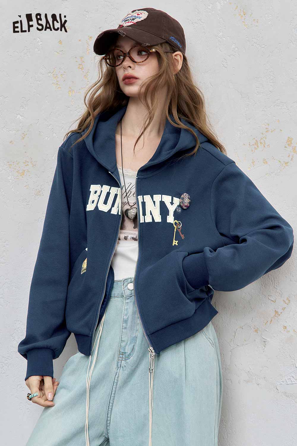 ELFSACK embroidered hooded sweatshirt for women in navy with a casual and stylish design