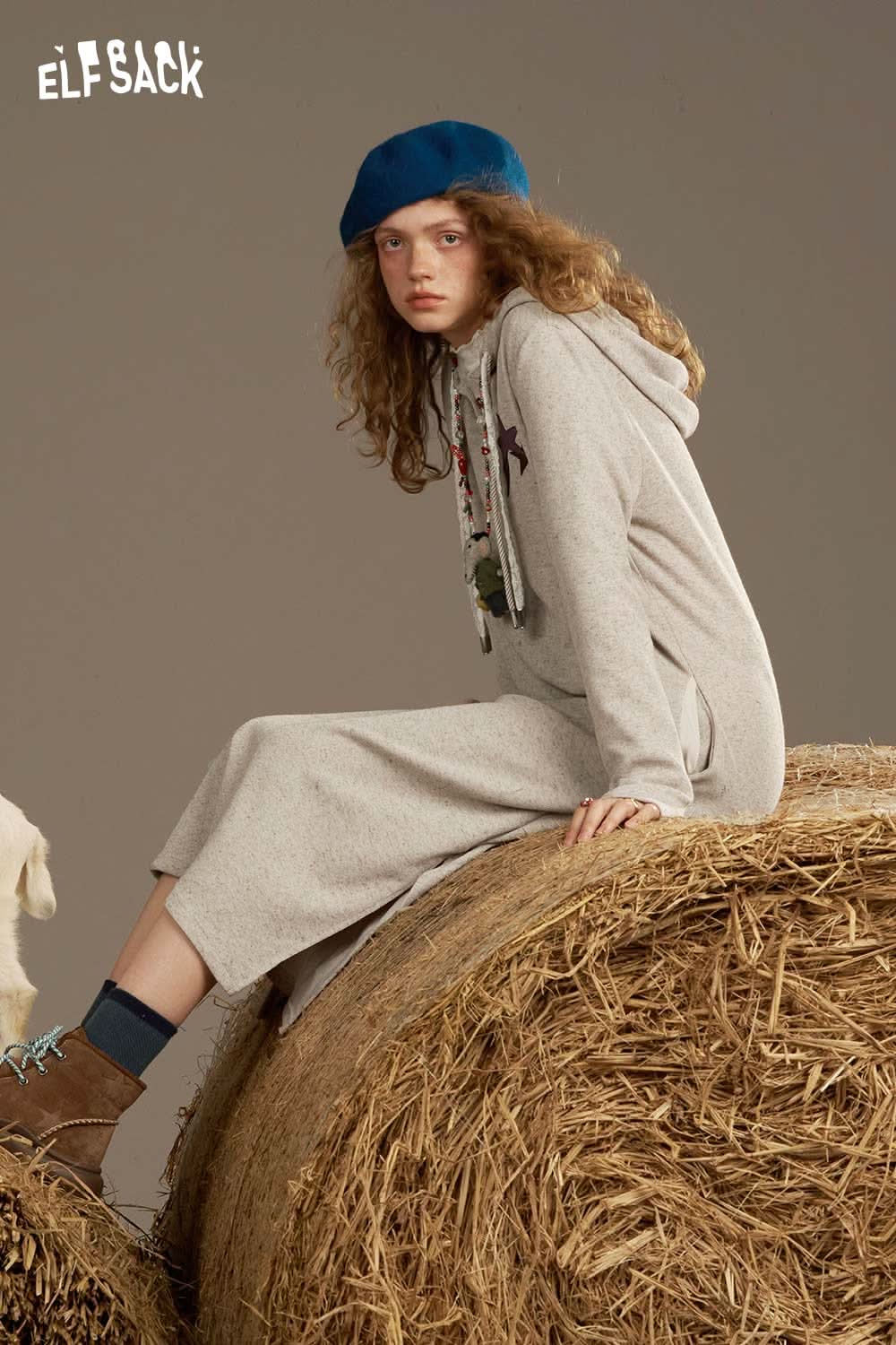 ELFSACK soft star sweatshirt dress in light gray with hood and front pockets, perfect for casual wear