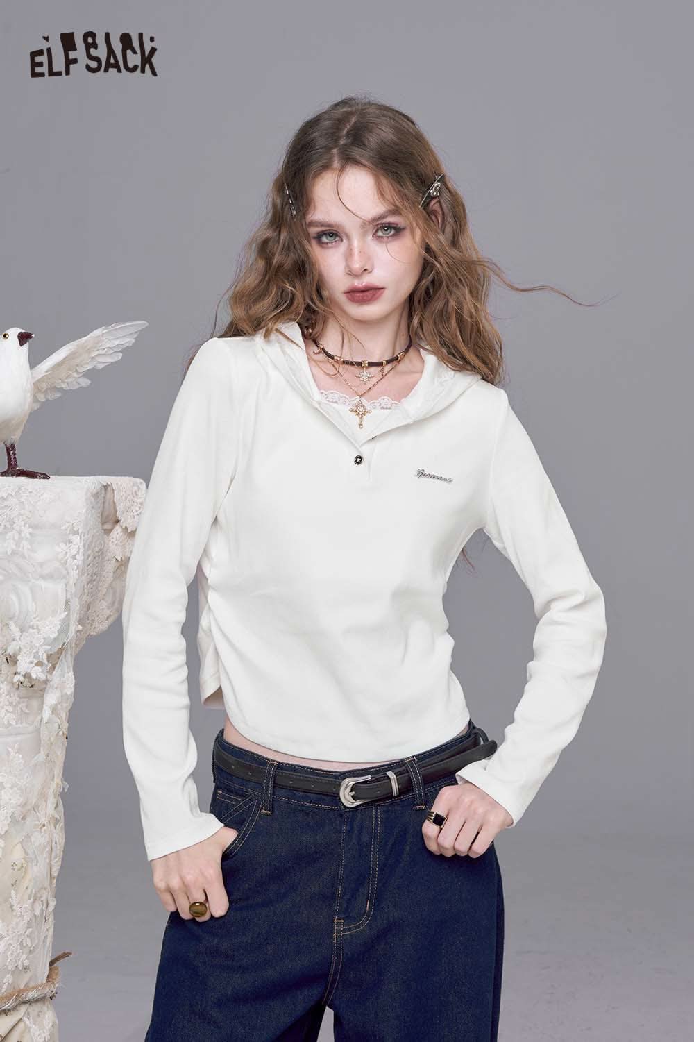 ELFSACK fitted hooded tee for women in white with a stylish design for casual wear
