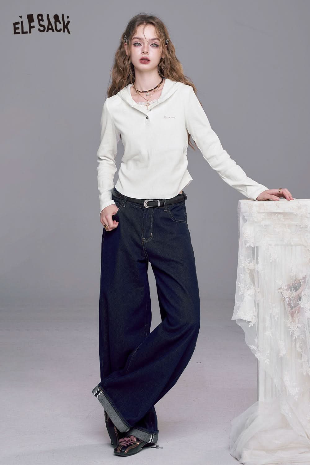 ELFSACK fitted hooded tee for women in cream color, styled with wide-leg jeans and accessories