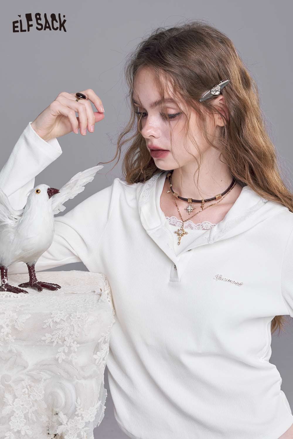 ELFSACK fitted hooded tee for women in white with delicate lace details and stylish accessories