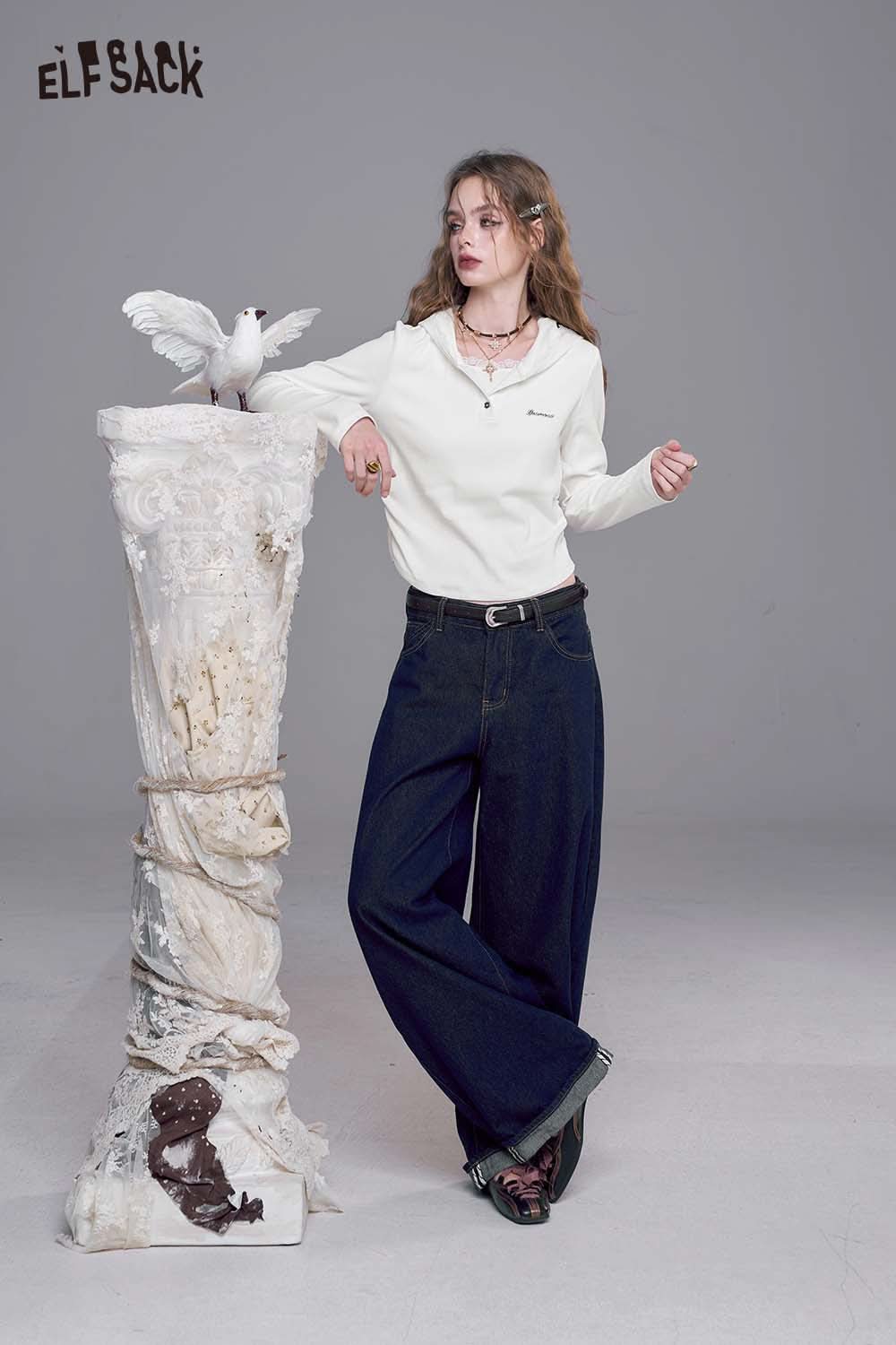 ELFSACK fitted hooded tee for women in white, styled with wide-leg jeans for a trendy look