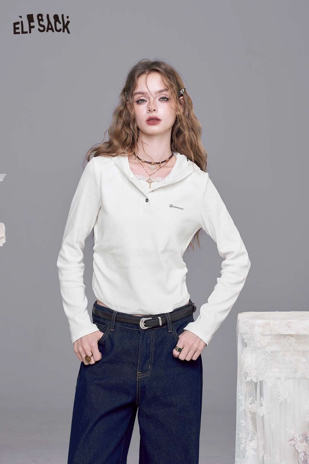 ELFSACK fitted hooded tee for women in white with stylish design and long sleeves