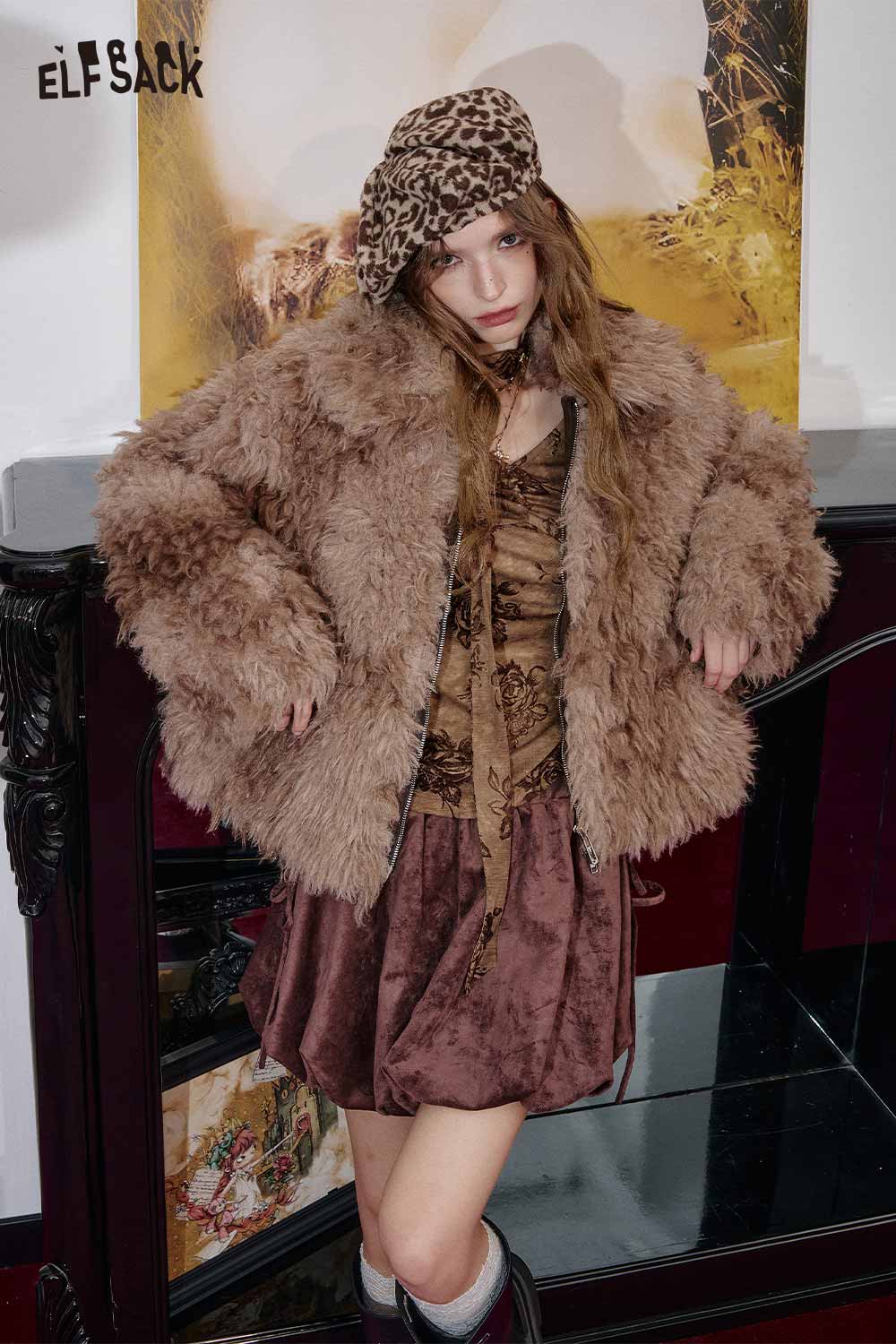 ELFSACK floral print V-neck top styled with a fur coat and skirt, perfect for trendy outfits