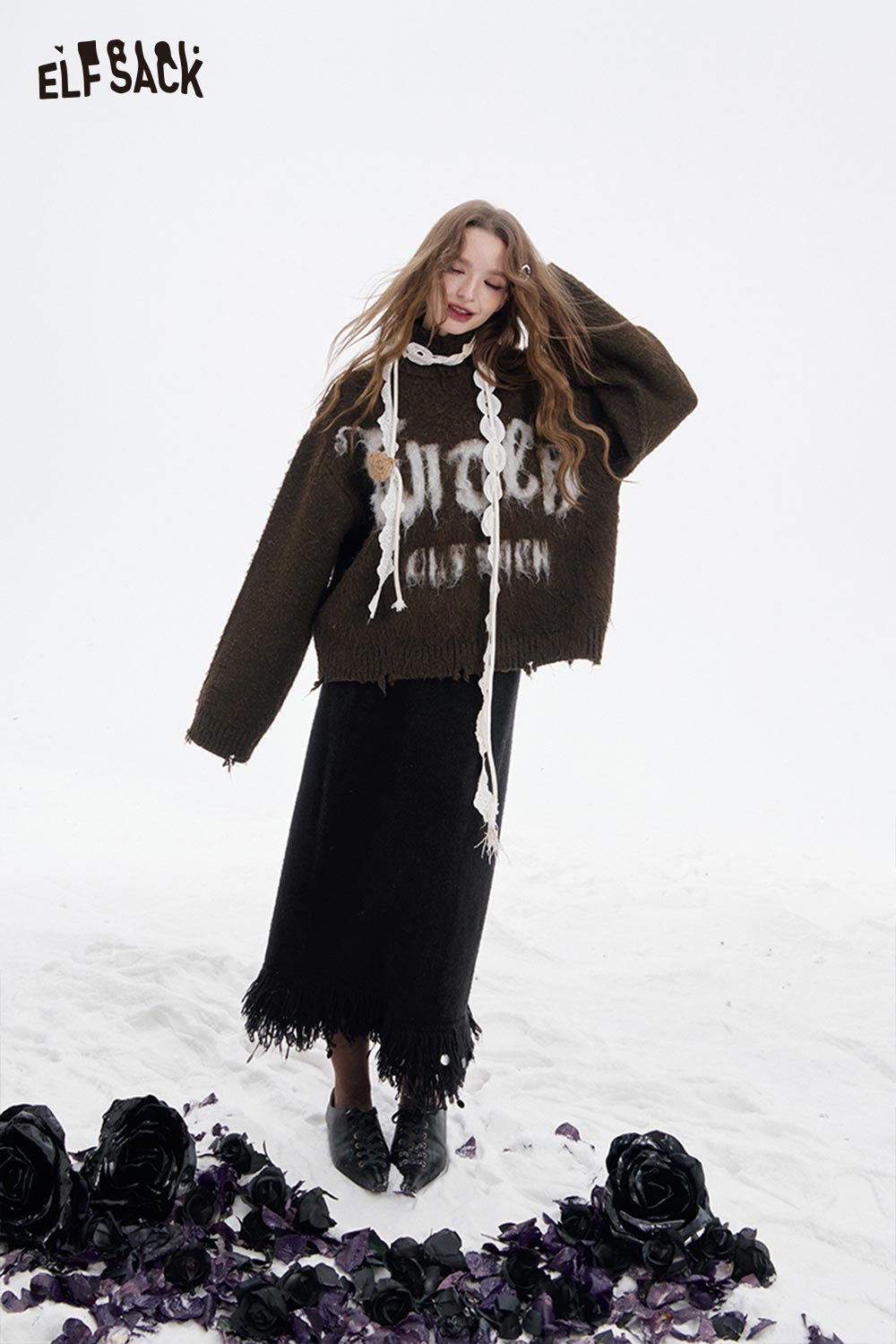 ELFSACK Fringe Hem Long Skirt in Black Paired with a Cozy Sweater for a Stylish Look