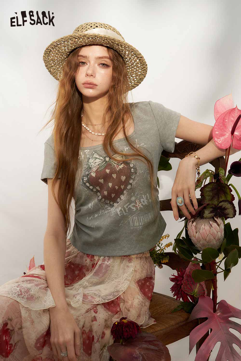 ELFSACK Graffiti Strawberry Ruched Waist Tee