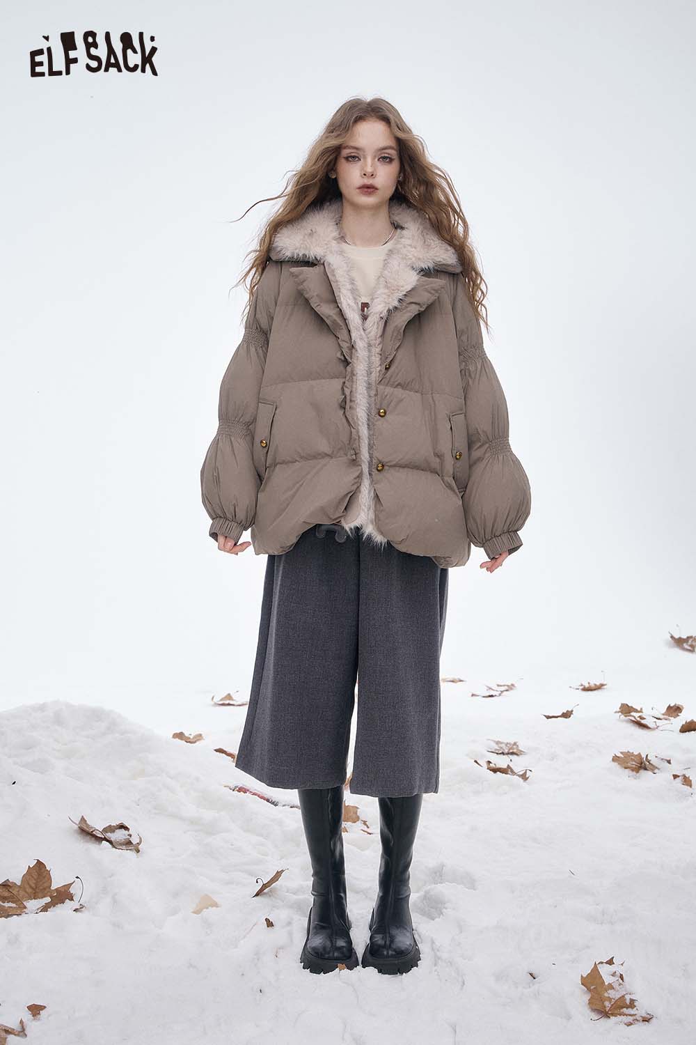 ELFSACK women's graphic sweatshirt in a stylish winter outfit with a puffy jacket and wide-leg pants