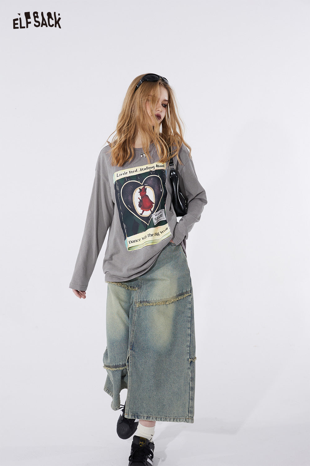 ELFSACK gray long sleeve T-shirt with Graphic Print worn with denim skirt and black shoes