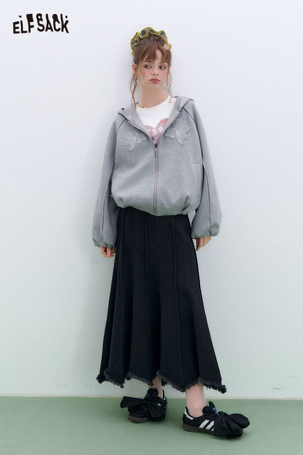 ELFSACK Halloween denim maxi skirt with a frayed hem paired with a casual gray hoodie