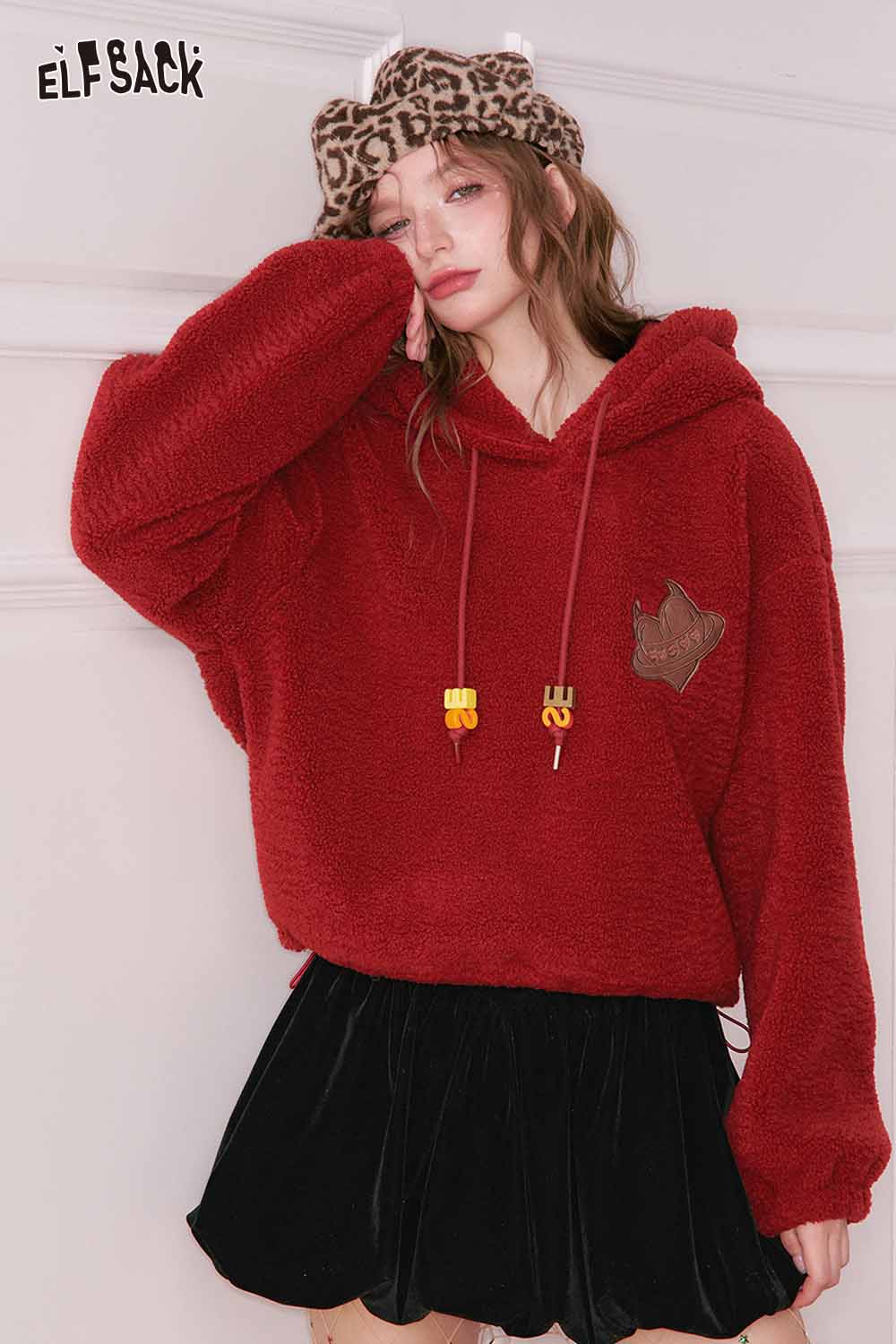 ELFSACK heart embroidery cropped hoodie in red with cozy design for stylish casual wear