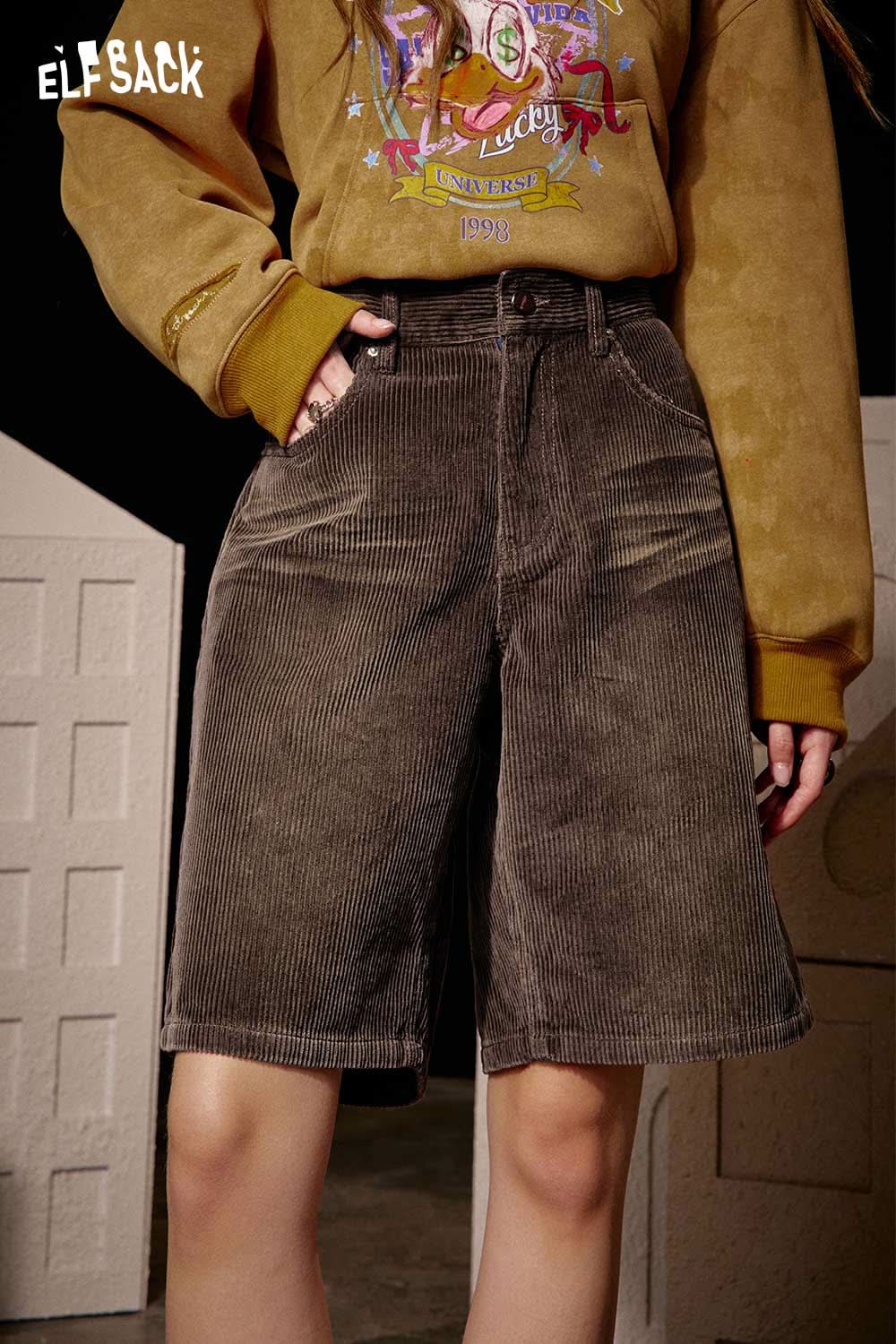 ELFSACK high waist mid shorts for women in brown corduroy with a relaxed fit