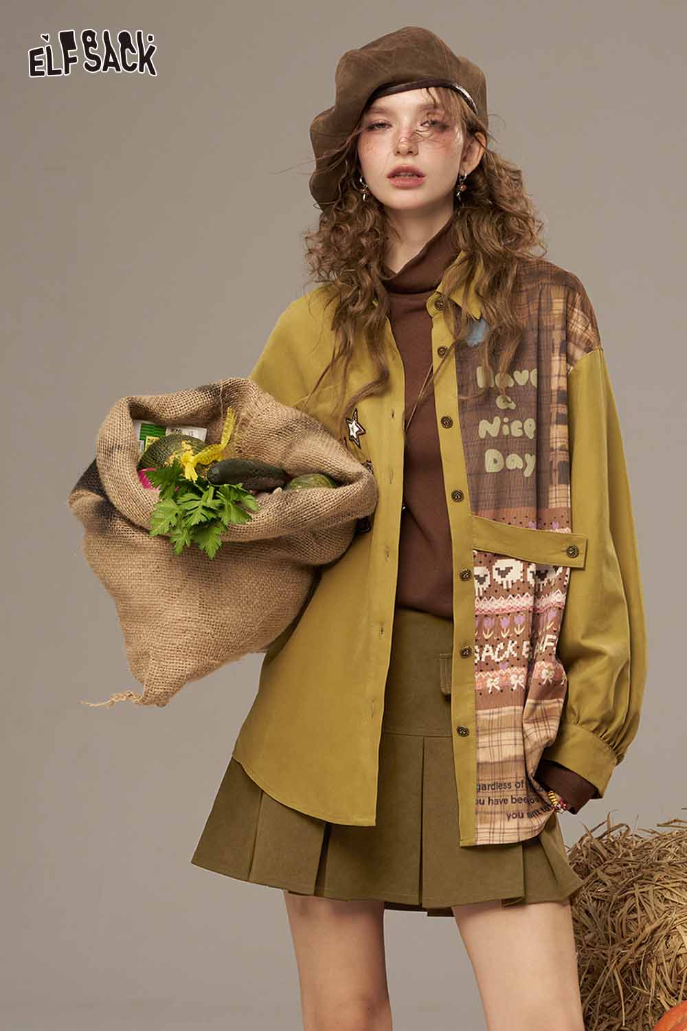 ELFSACK high waist pleated skirt paired with a stylish green shirt and a brown beret