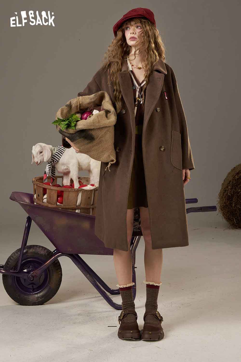 ELFSACK high waist pleated skirt paired with a stylish oversized coat for a chic look