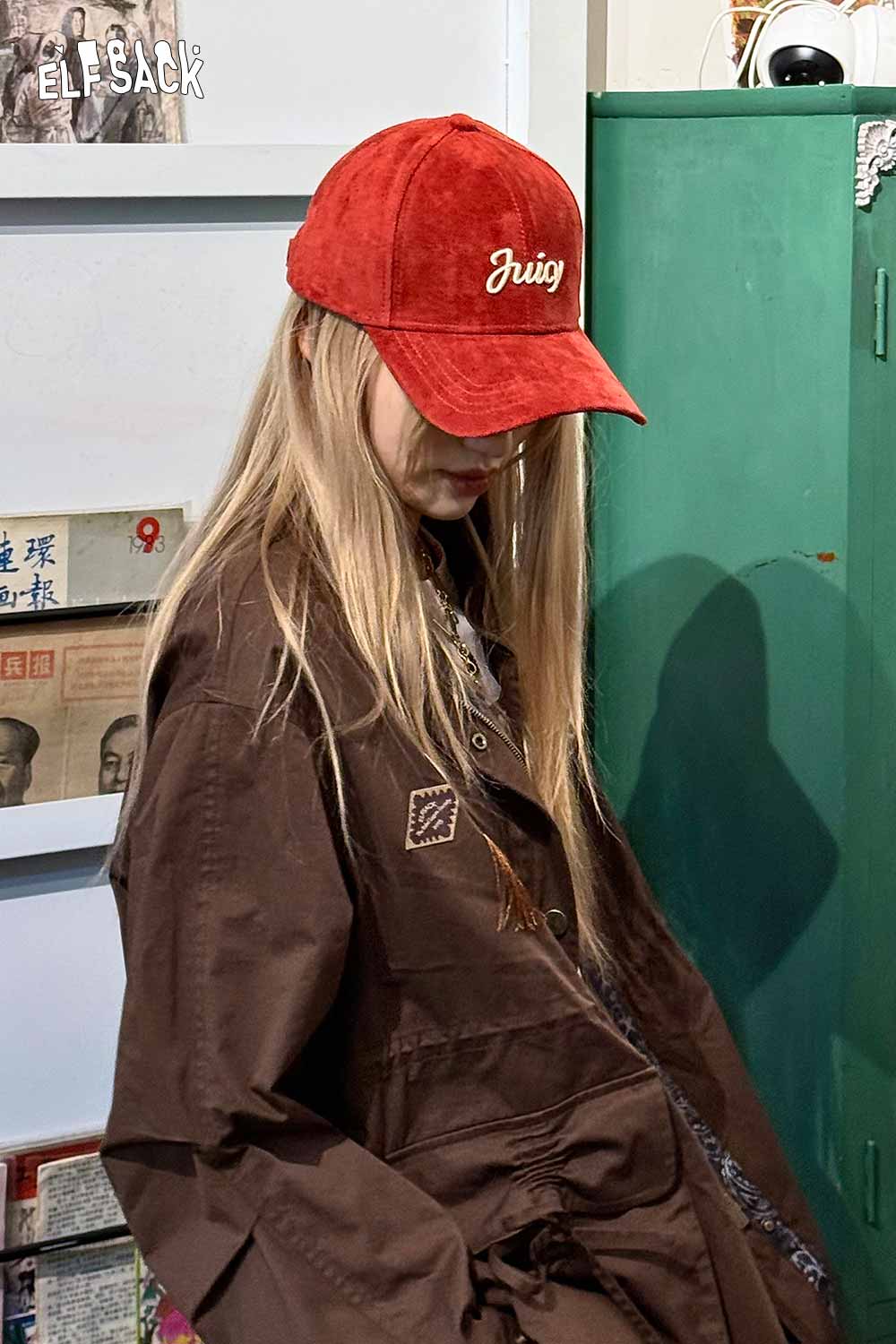 ELFSACK suede baseball cap in red with stylish embroidery for casual wear