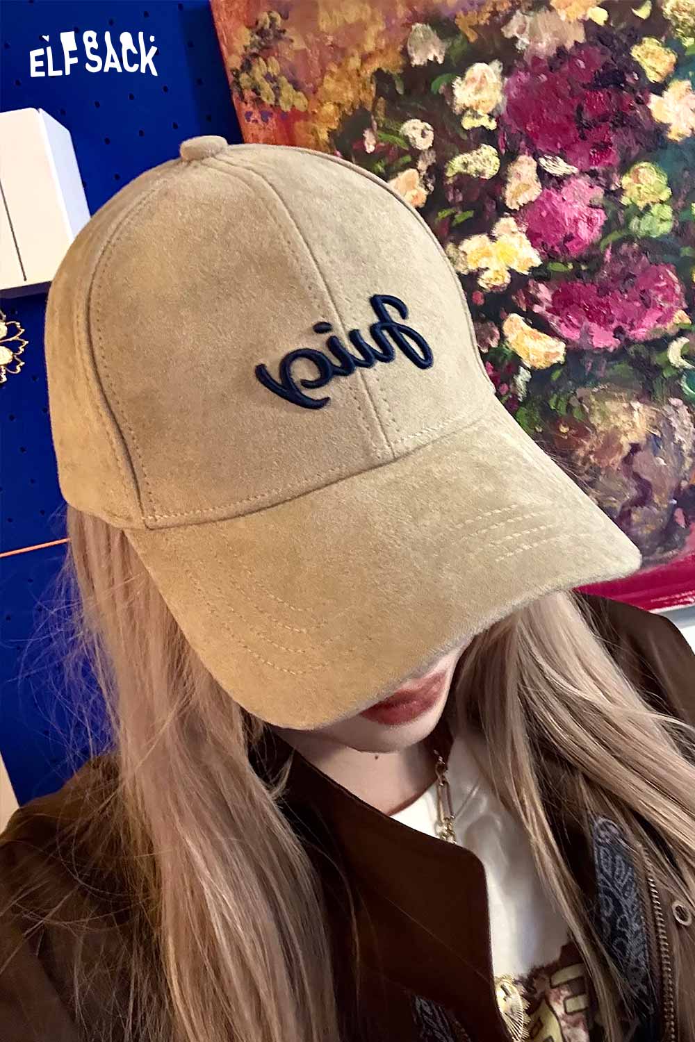 ELFSACK suede baseball cap in beige with stylish embroidered logo for casual outfits