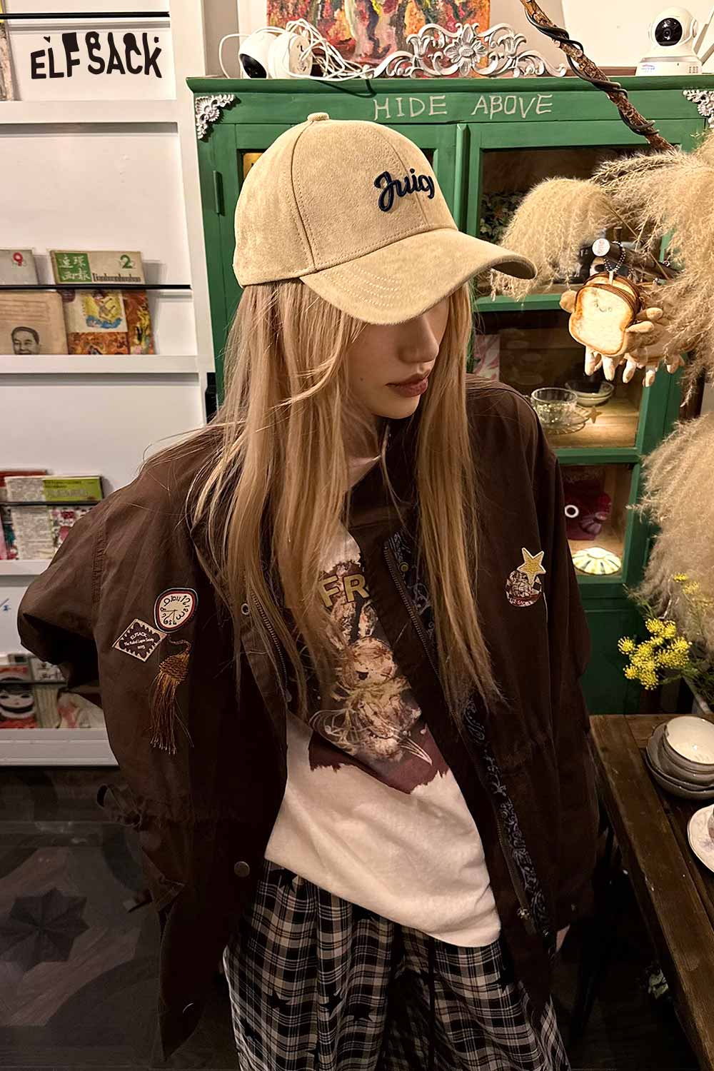ELFSACK Suede Baseball Cap in Beige with Juicy Embroidery for a Trendy Look