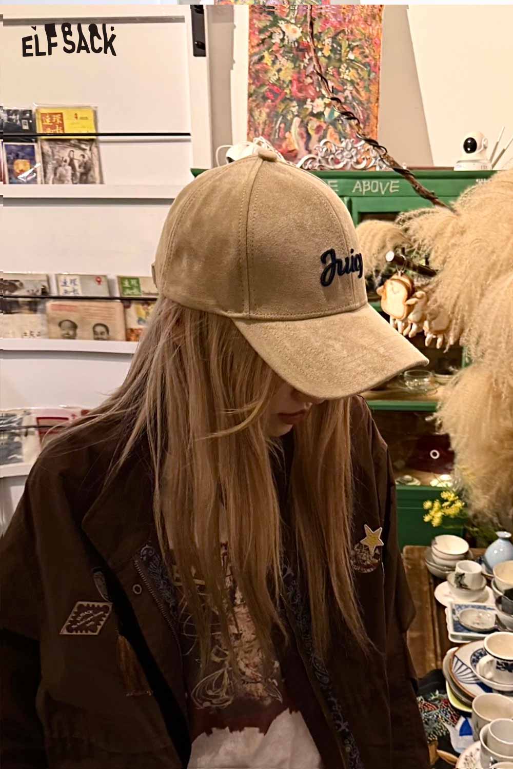 ELFSACK suede baseball cap in beige with embroidered lettering, perfect for casual outfits