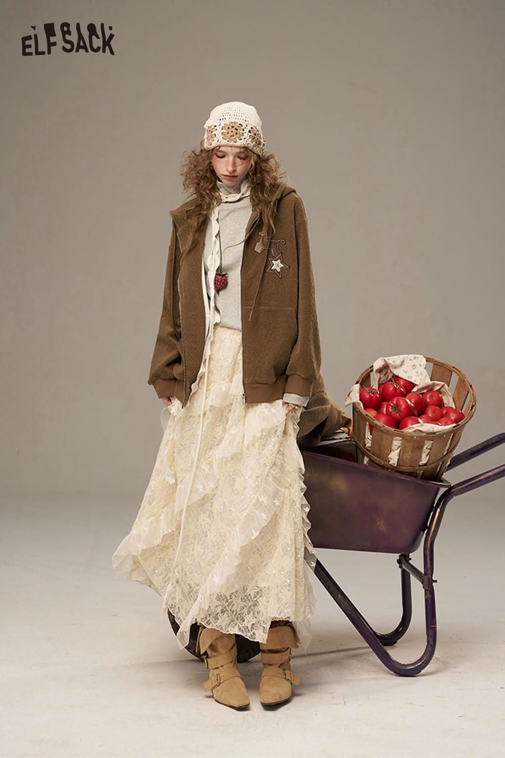 ELFSACK lace patchwork long skirt layered with a stylish hoodie for a chic autumn look