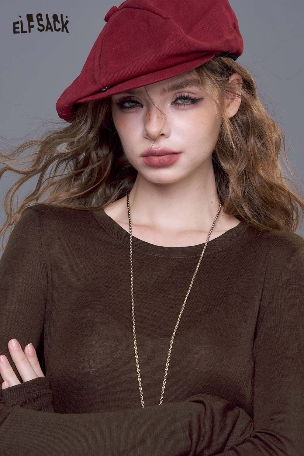 ELFSACK lace trim fitted tee for women in brown, paired with a stylish red hat and layered necklace.