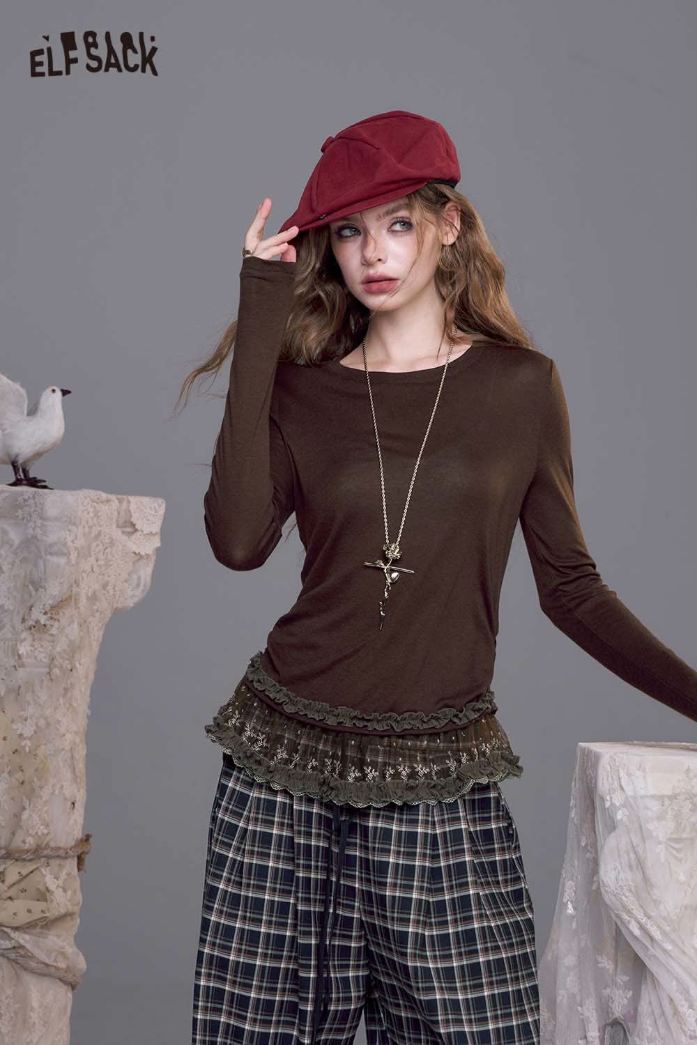 ELFSACK lace trim fitted tee for women in brown, paired with plaid pants and stylish accessories