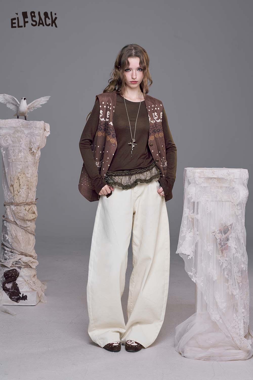 Stylish ELFSACK lace trim fitted tee for women paired with wide-leg pants for a trendy look