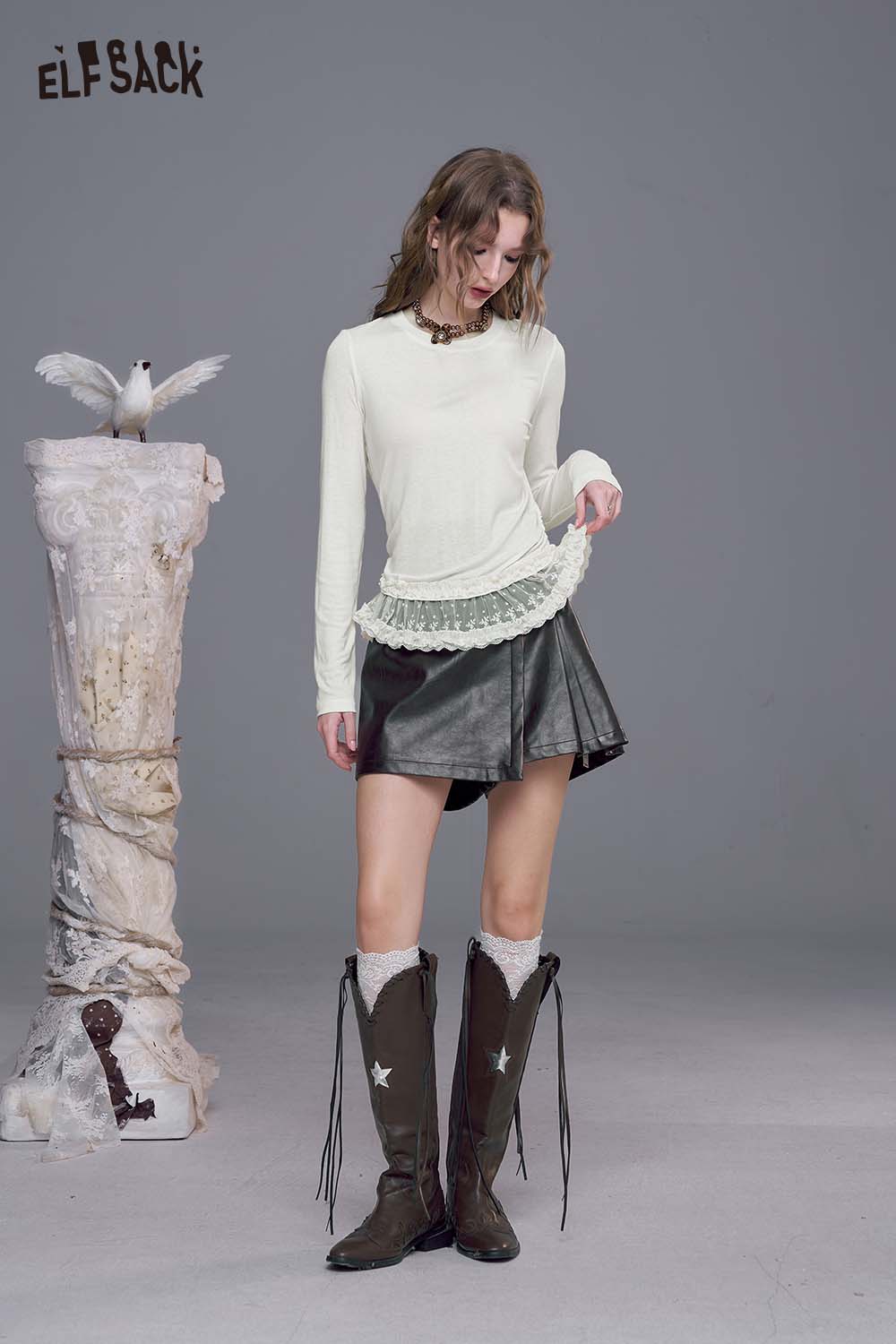 ELFSACK lace trim fitted tee for women in light color paired with a stylish skirt and boots