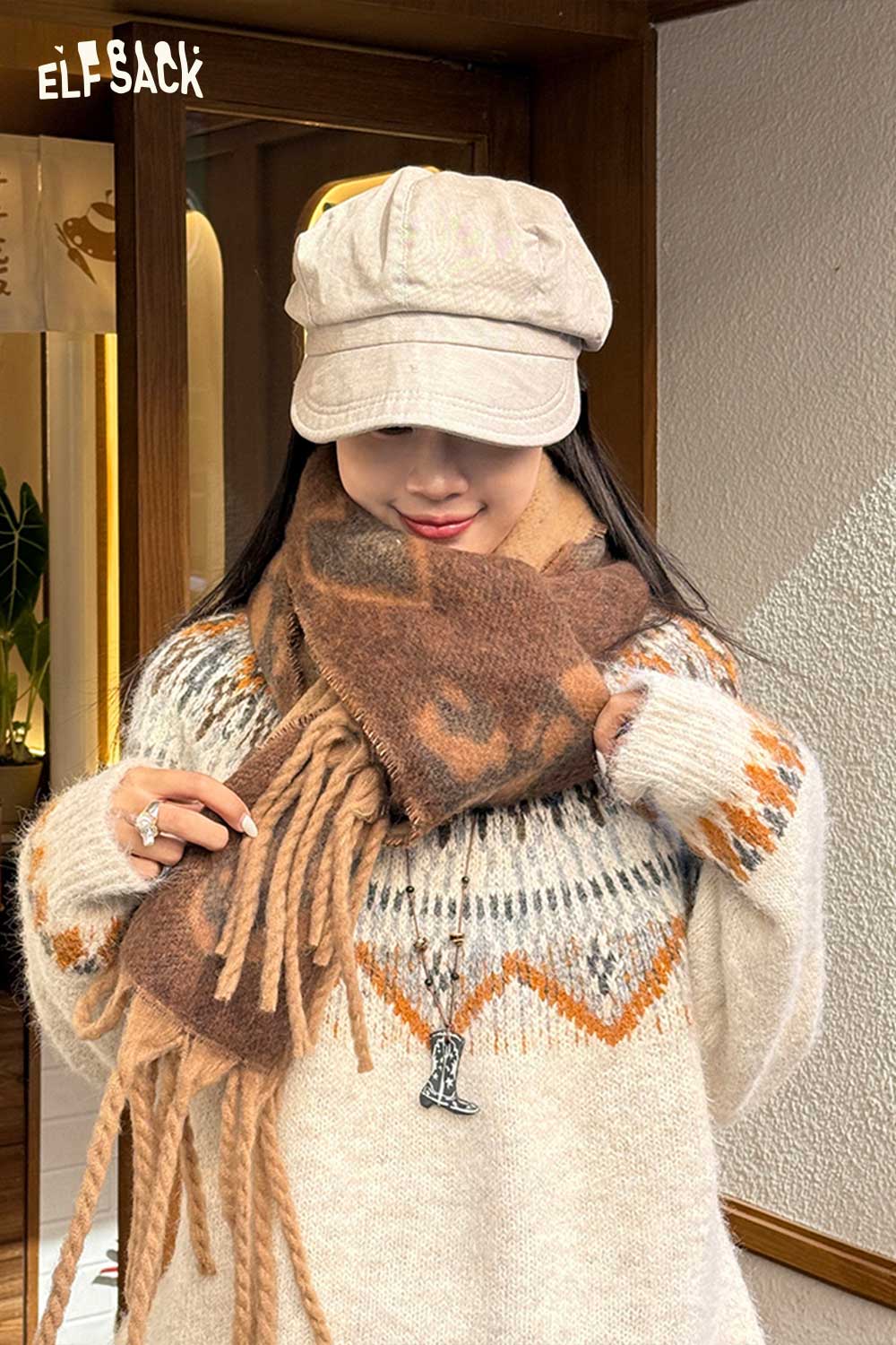 ELFSACK leopard heart fringe scarf in brown tones with stylish fringe details and a cozy look