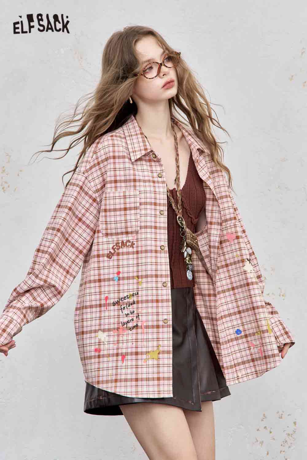 ELFSACK model wearing college style plaid shirt for women oversized pink button down with doodle prints and layered styling