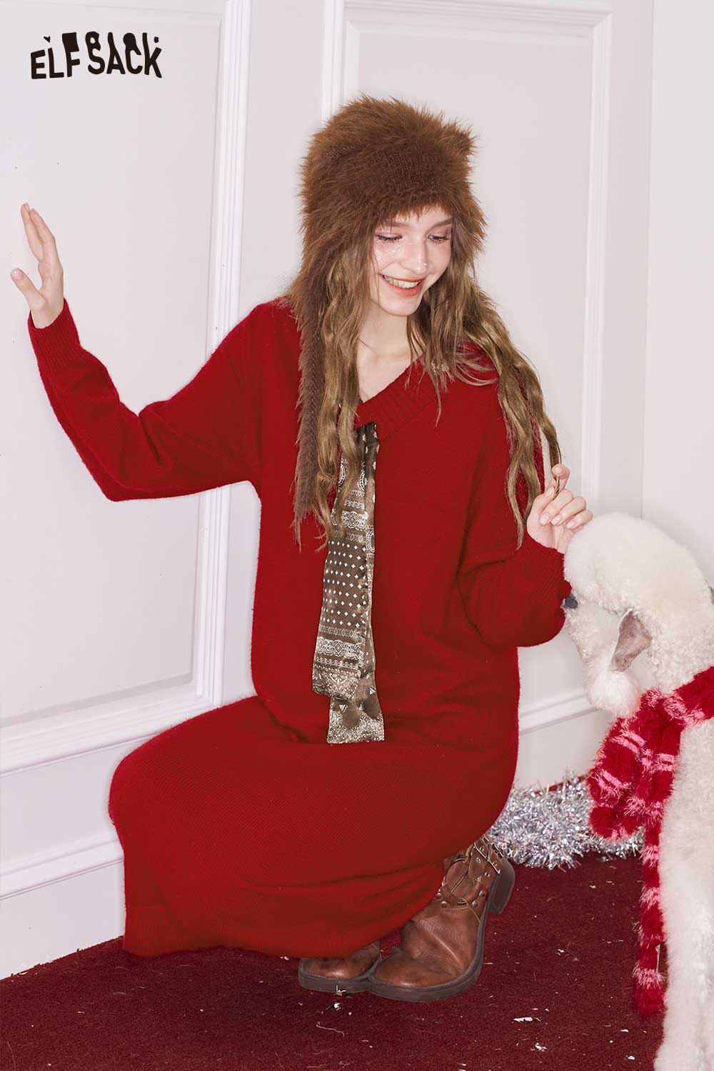 ELFSACK loose knit dress for women in red with a comfortable fit, paired with a fur hat
