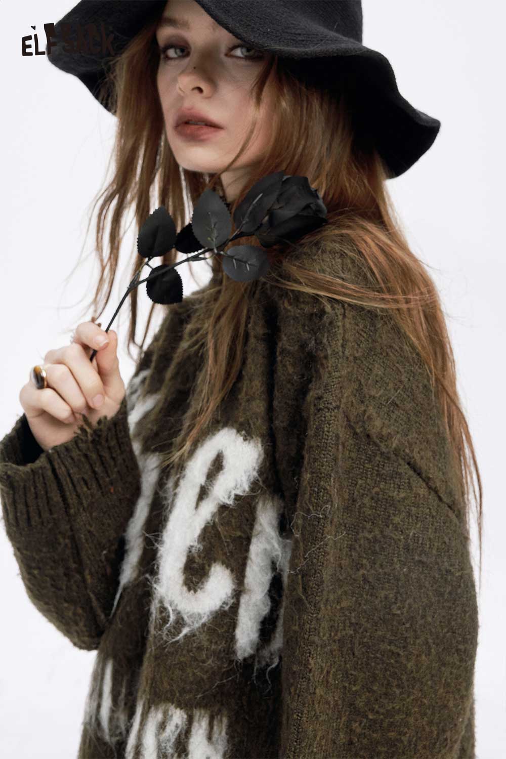 ELFSACK loose letter graphic fringe sweater in green with cozy oversized fit and stylish design