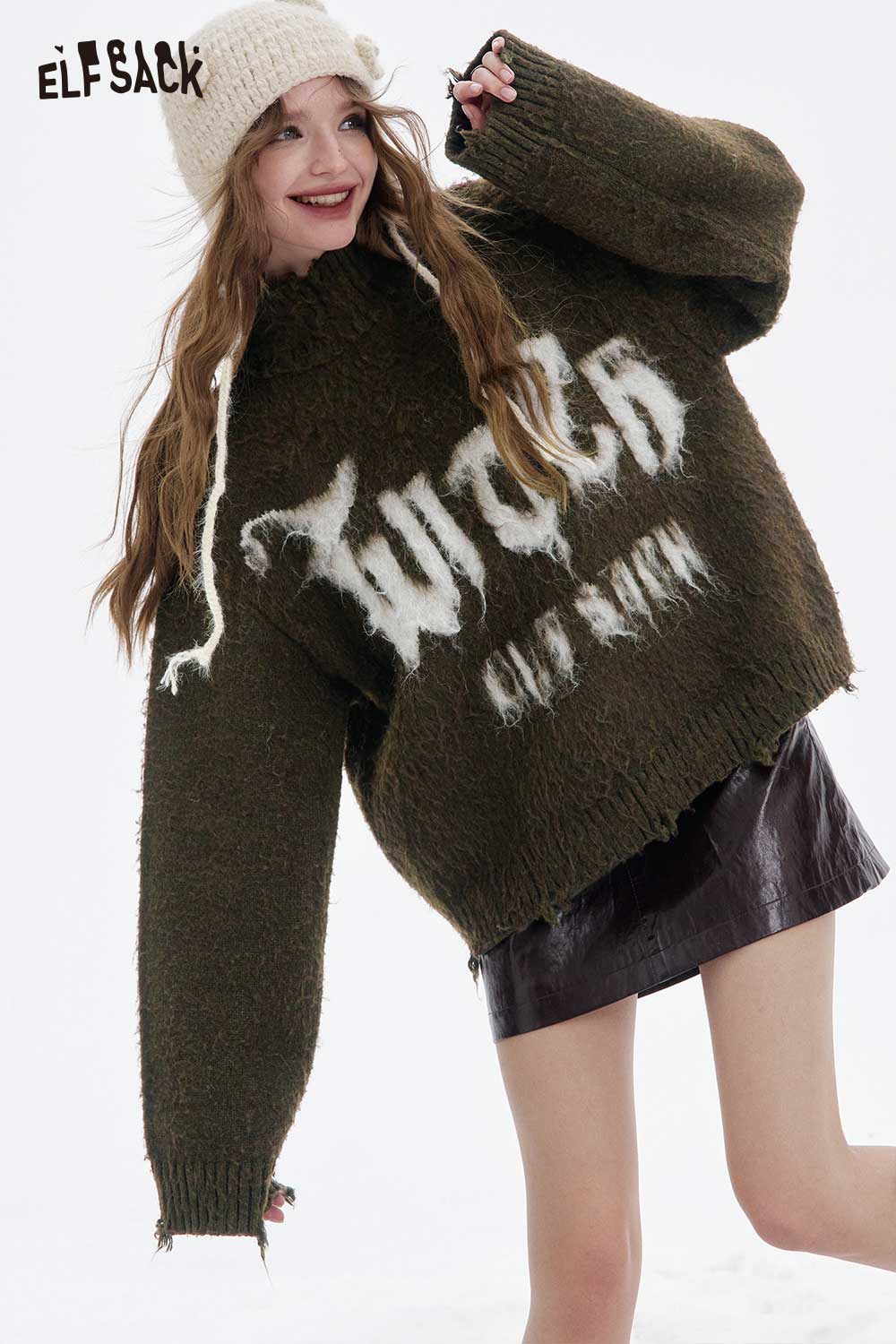 ELFSACK loose letter graphic fringe sweater in green with trendy oversized fit and playful design