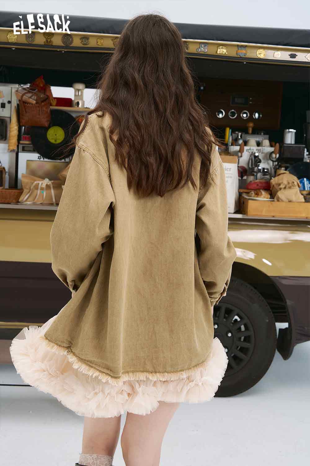ELFSACK back view of oversized 3D mushroom denim shirt for women in khaki with frayed hem and long sleeves