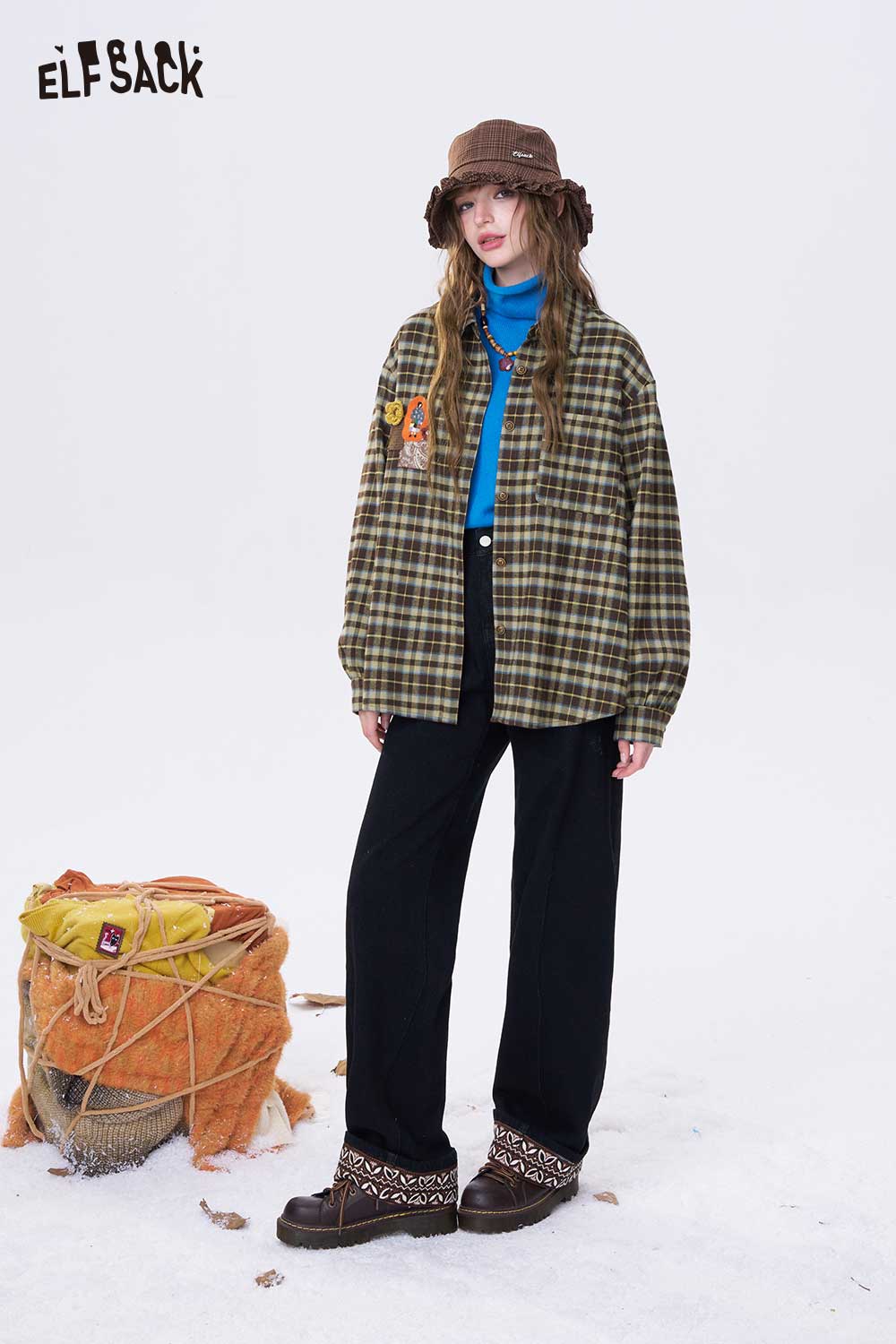 ELFSACK minimalist 3D embellished long shirt in plaid pattern, styled with wide-leg pants and a hat