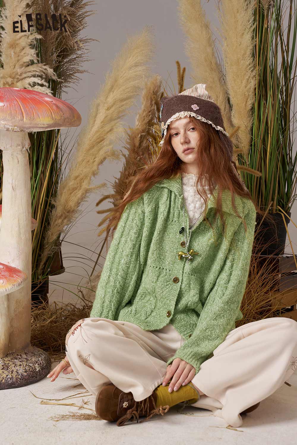ELFSACK Minimalist knit cardigan for women in green, styled with comfortable trousers and a hat