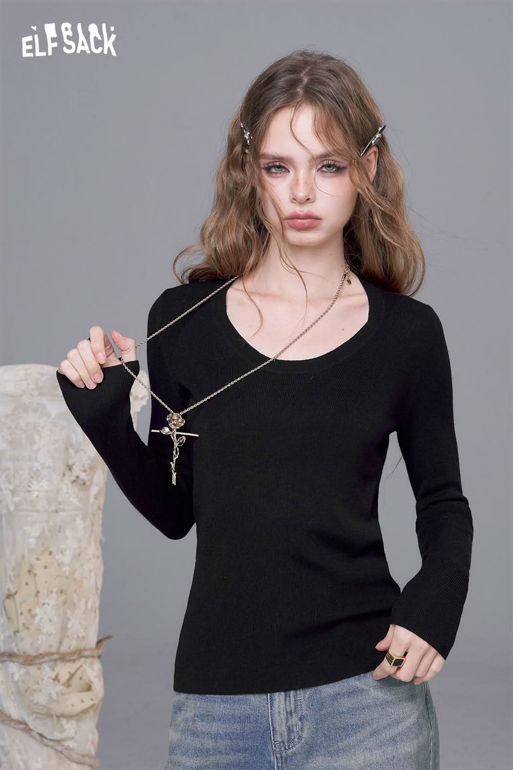 ELFSACK minimalist knit pullover for women in black with long sleeves and a stylish fit