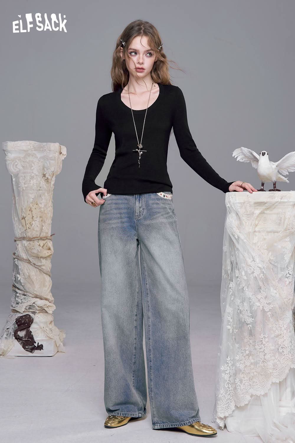 ELFSACK minimalist knit pullover for women in black paired with wide-leg jeans for a stylish look