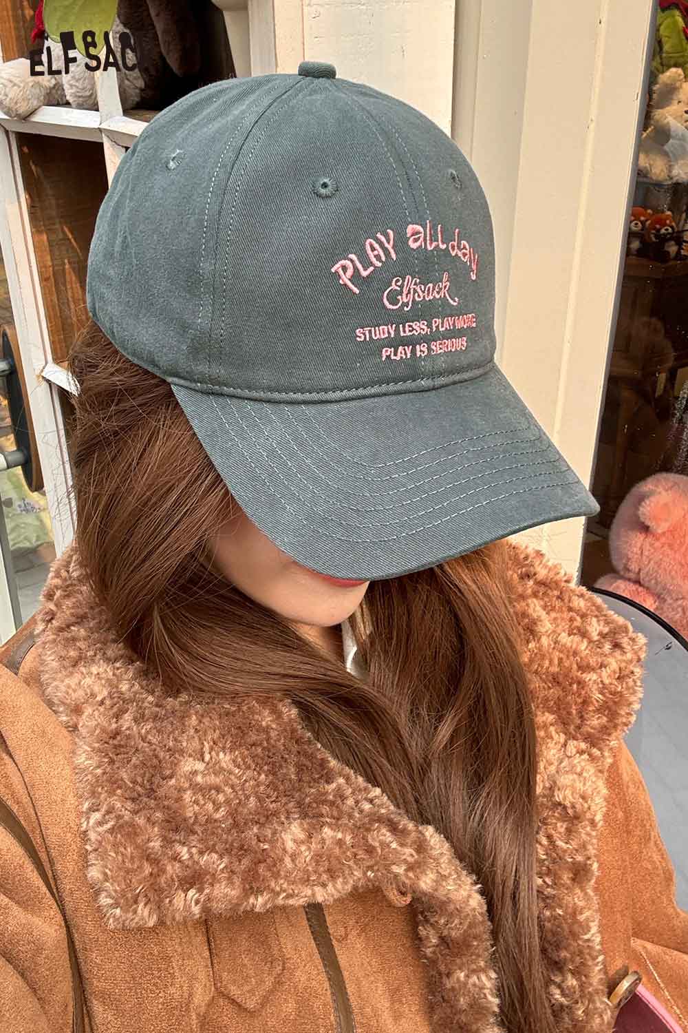 ELFSACK minimalist letter embroidered baseball cap in green with playful text for casual style