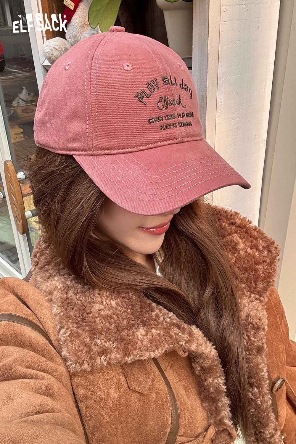 ELFSACK minimalist letter embroidered baseball cap in pink with a stylish design and adjustable strap