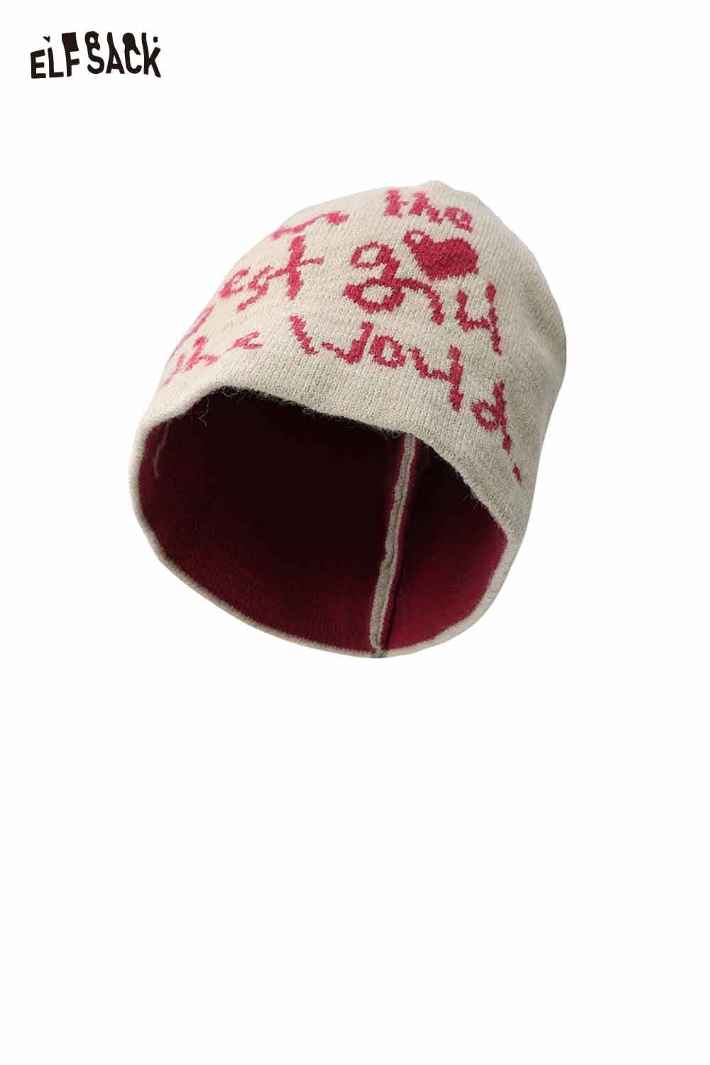 ELFSACK Minimalist letter graphic beanie in beige and pink for a stylish everyday look