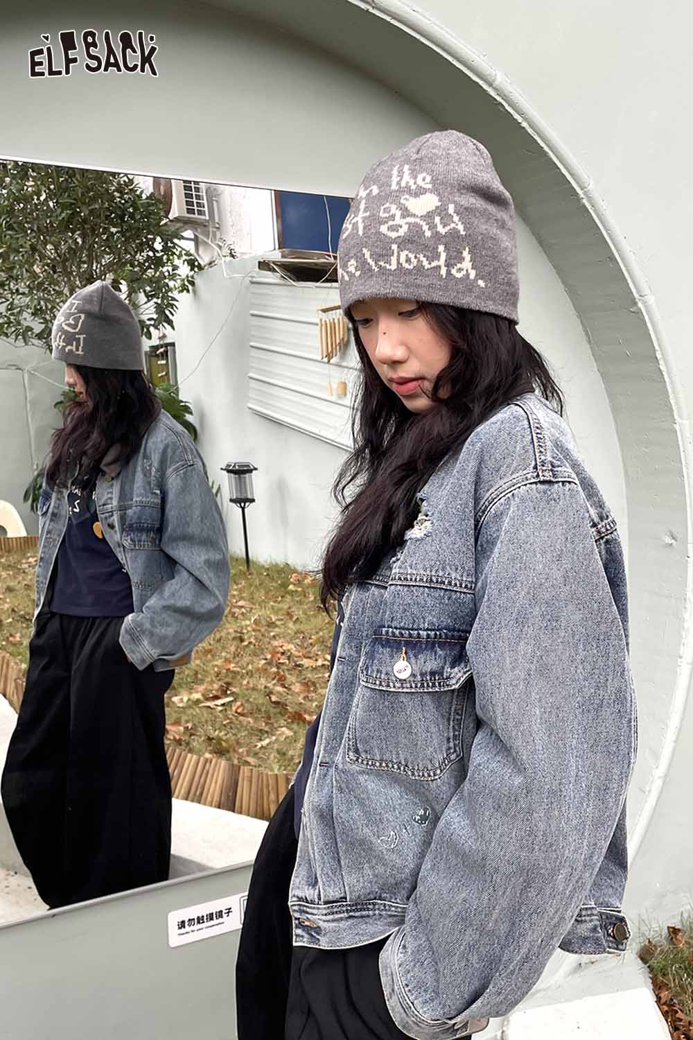 ELFSACK Minimalist Letter Graphic Beanie in Gray Worn with Denim Jacket for a Casual Look