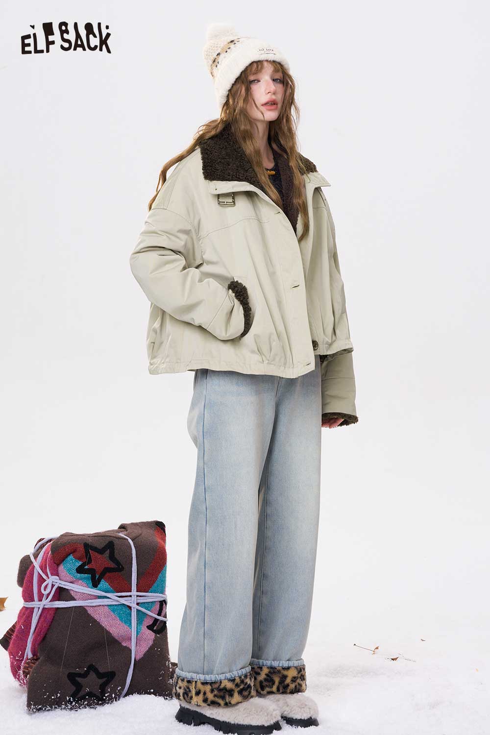ELFSACK minimalist plush lined coat in light color, paired with wide-leg jeans and stylish accessories