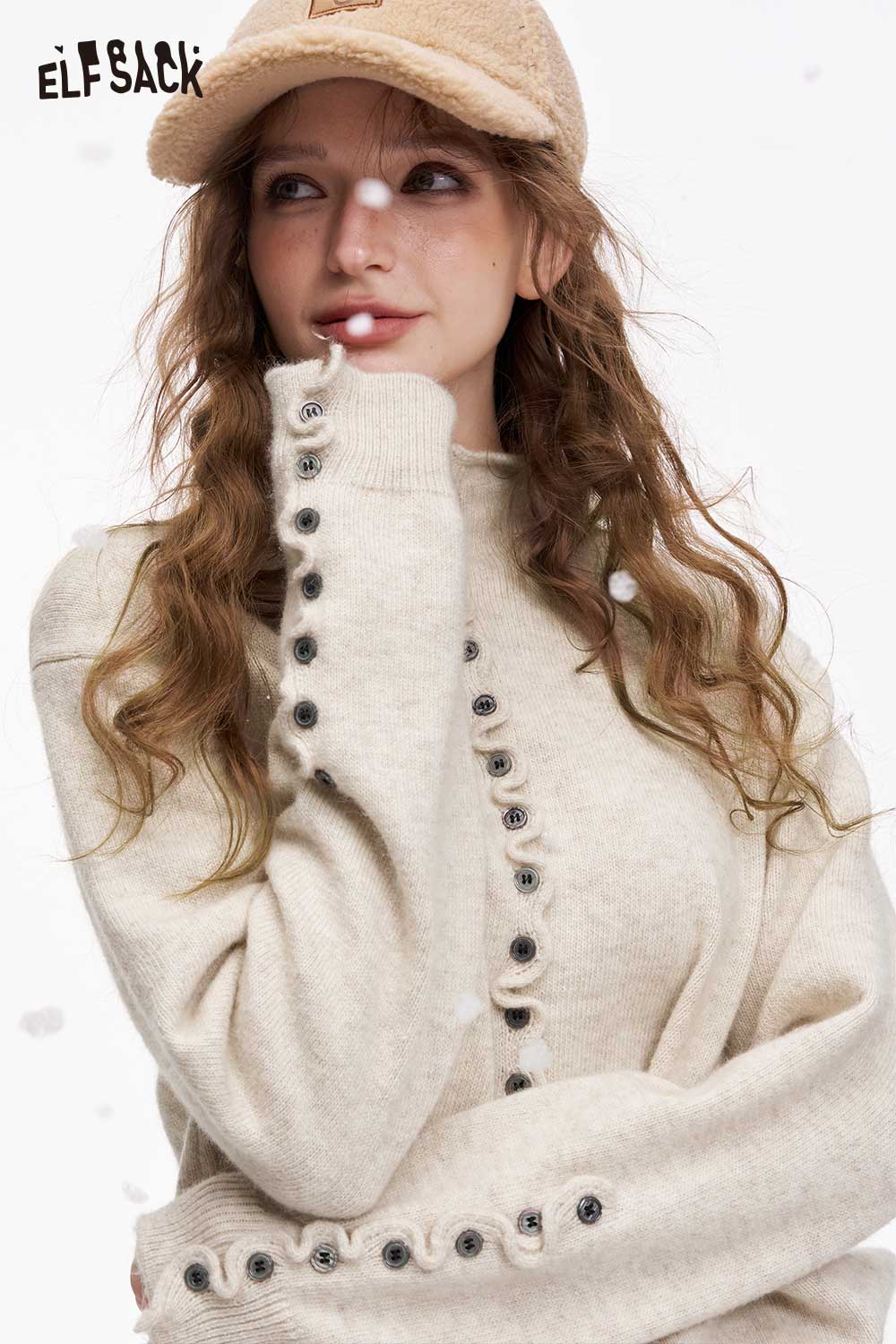 ELFSACK Minimalist ruffle button knitwear in soft beige with decorative buttons and a cozy fit