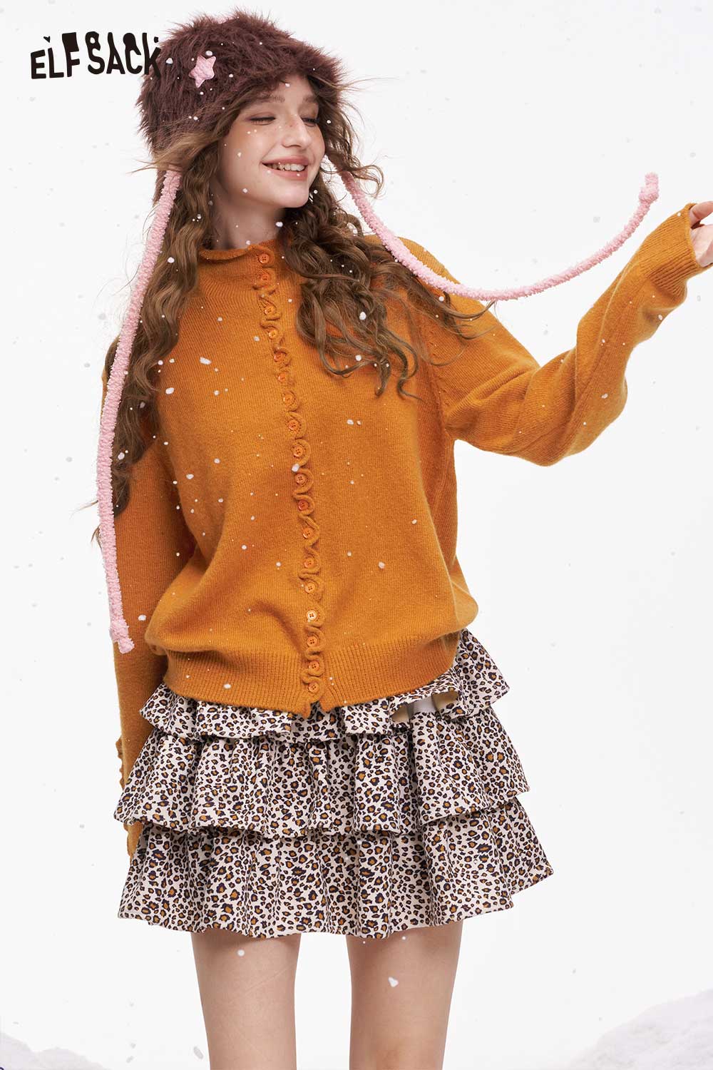 ELFSACK minimalist ruffle button knitwear in orange paired with a leopard print skirt for a trendy look