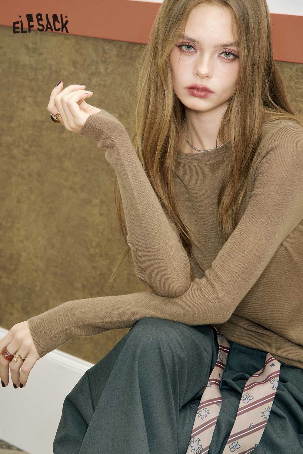 ELFSACK minimalist slim fit top for women in brown with long sleeves, styled elegantly