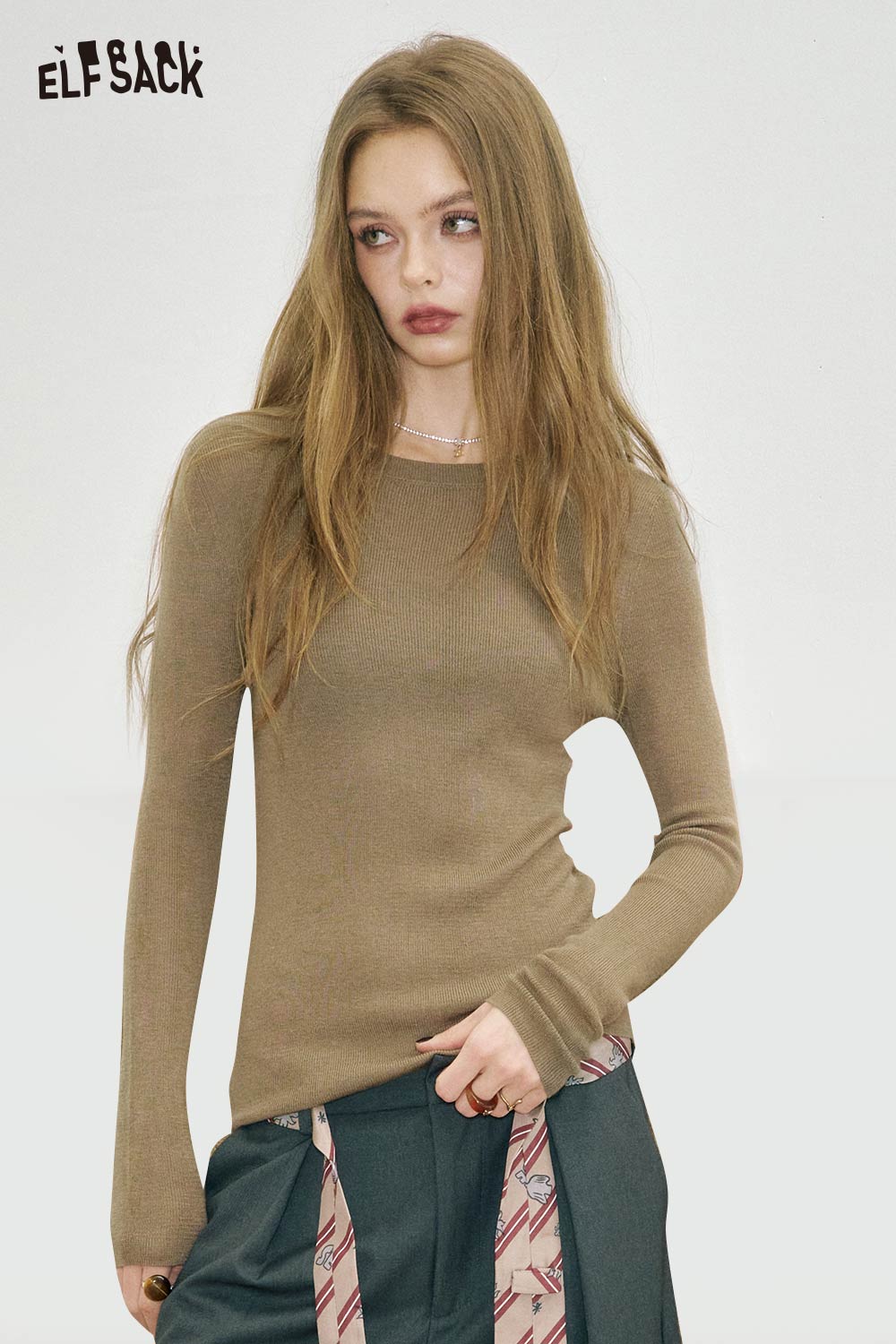 ELFSACK minimalist slim fit top for women in brown with long sleeves for a chic look